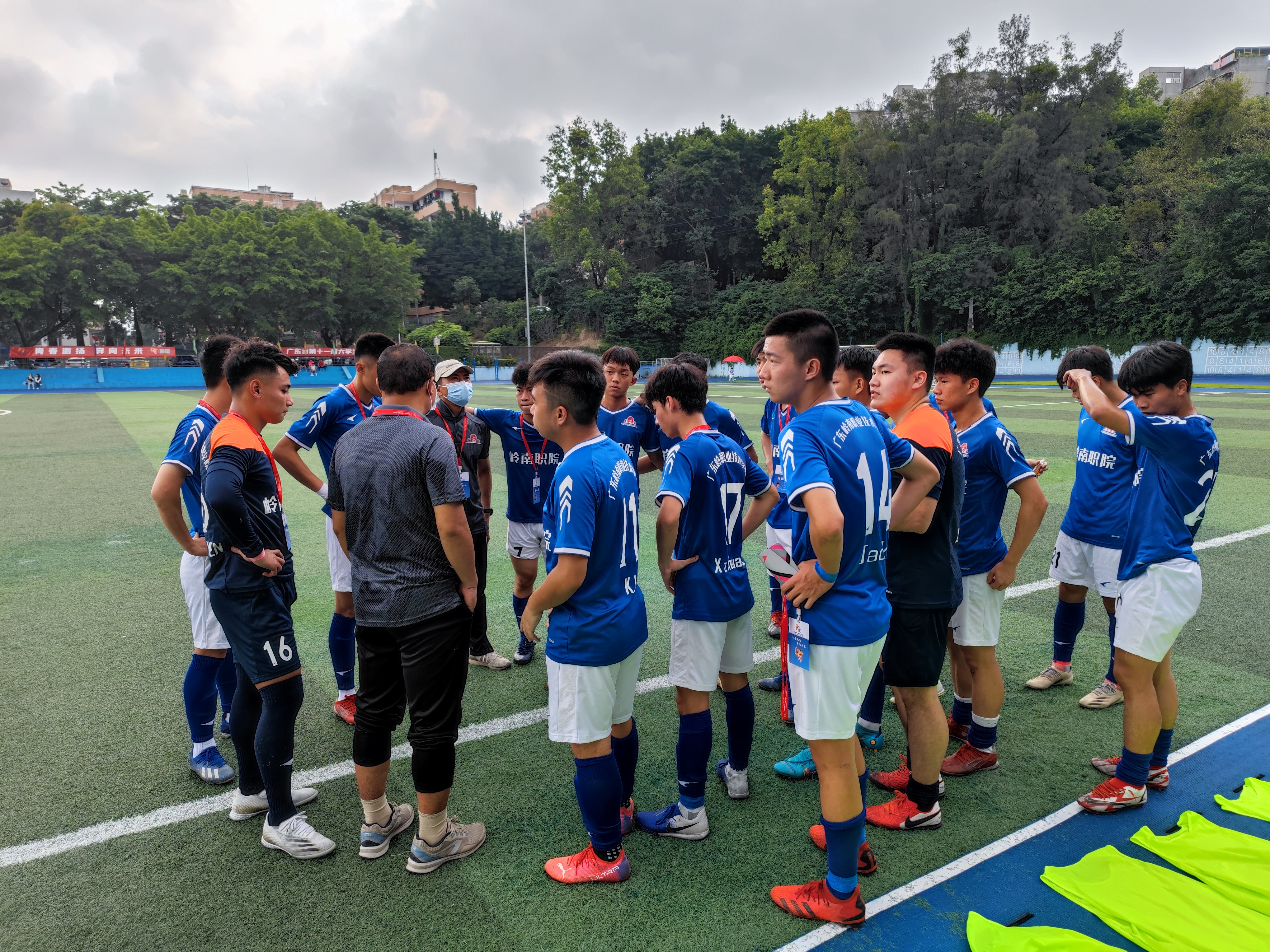 包含不莱梅备战下一场比赛，带着必胜信念的词条